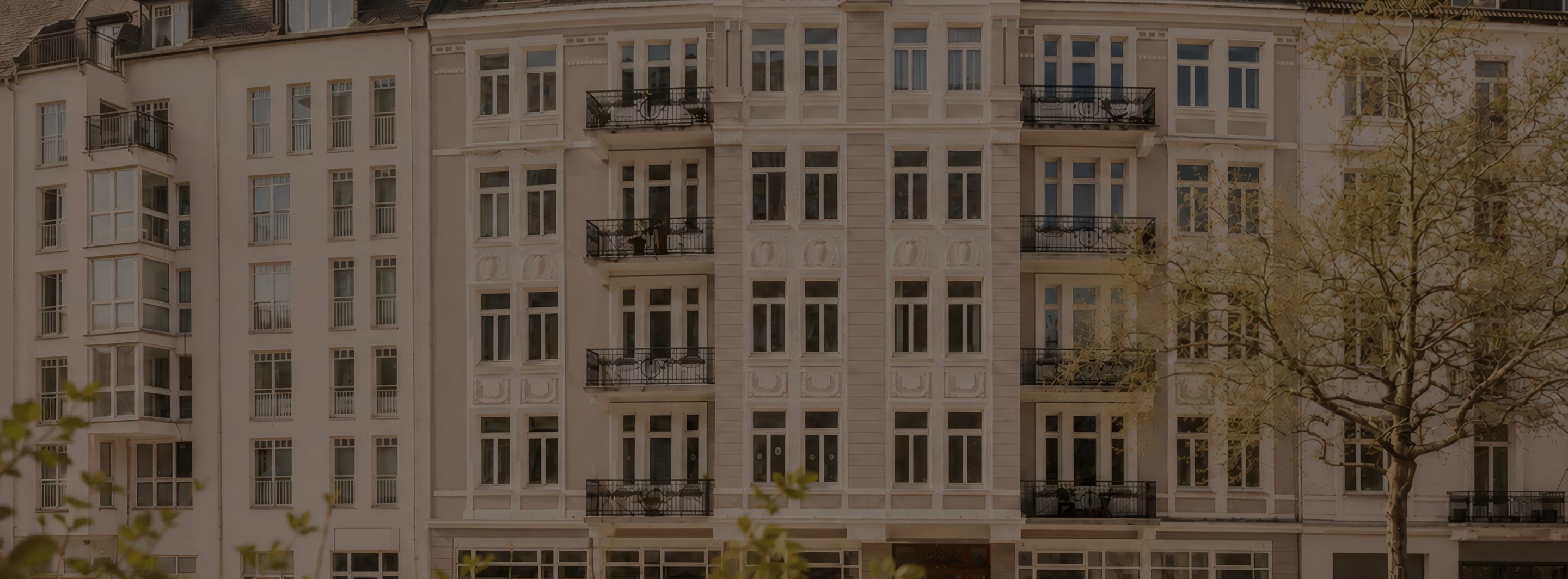 Hamburger Altbaufassade an einer Straßenkreuzung