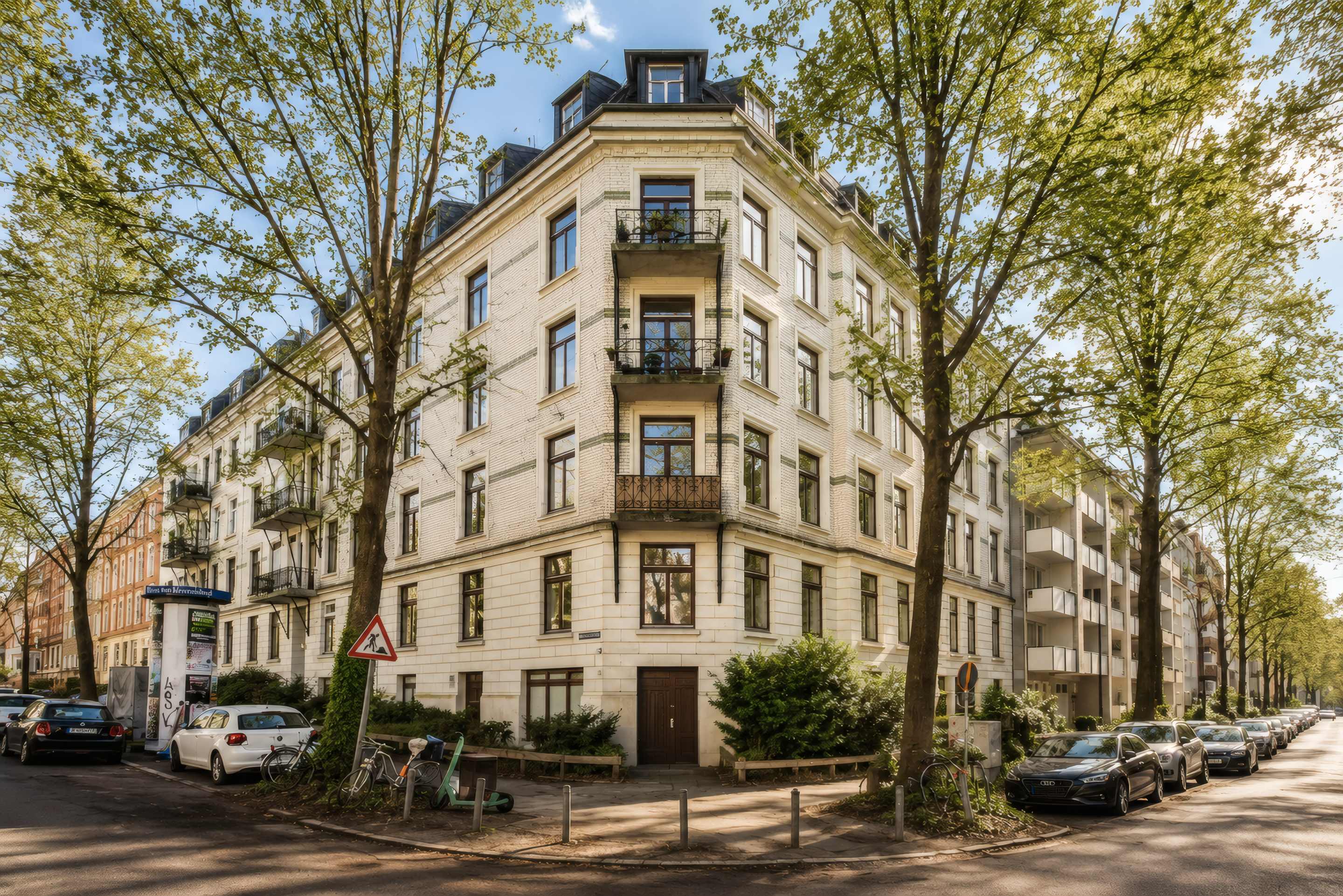 Hamburger Altbaufassade mit Bäumen