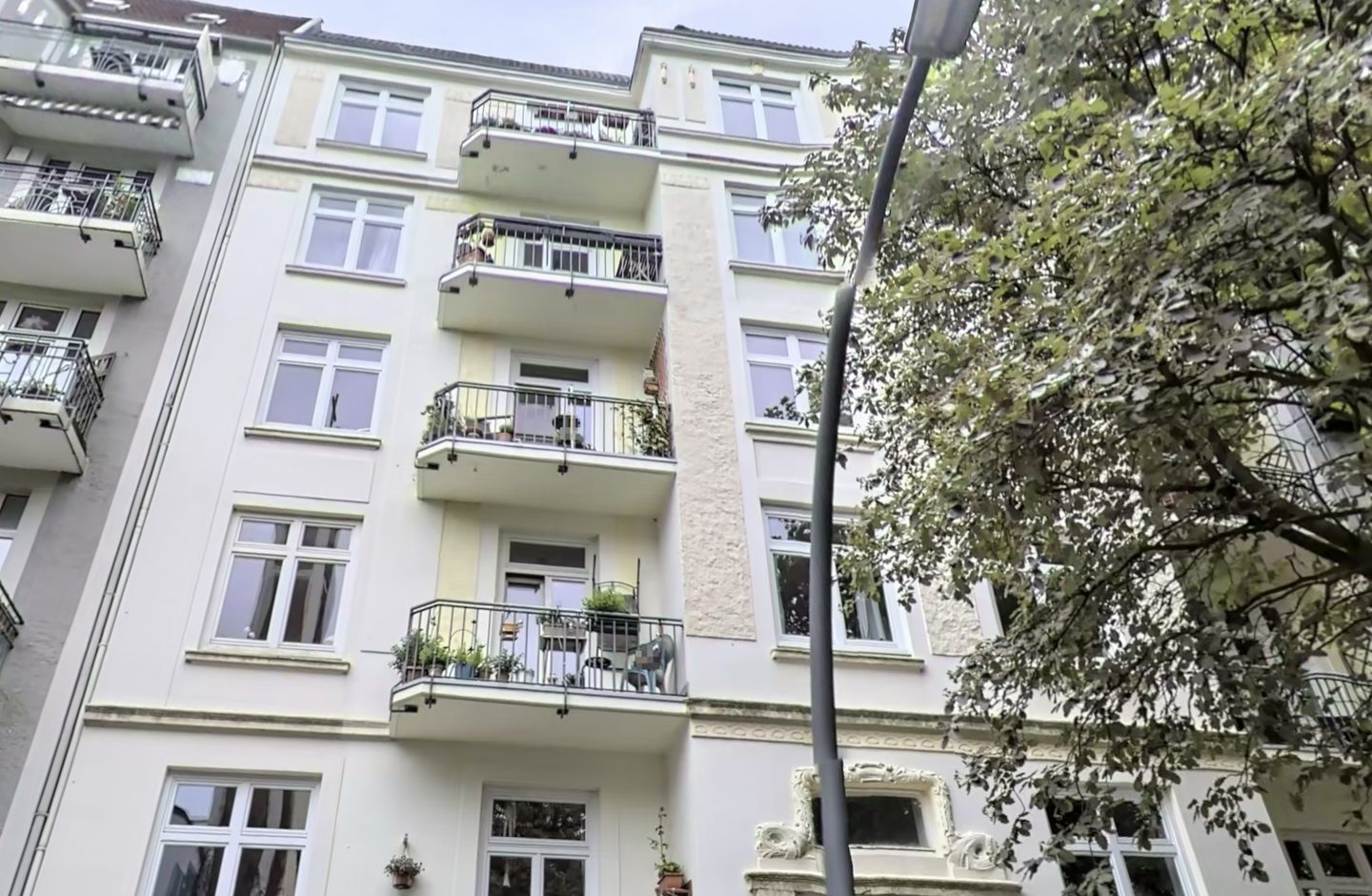 Fassade eines Zinshauses mit Balkonen in Hamburg Winterhude