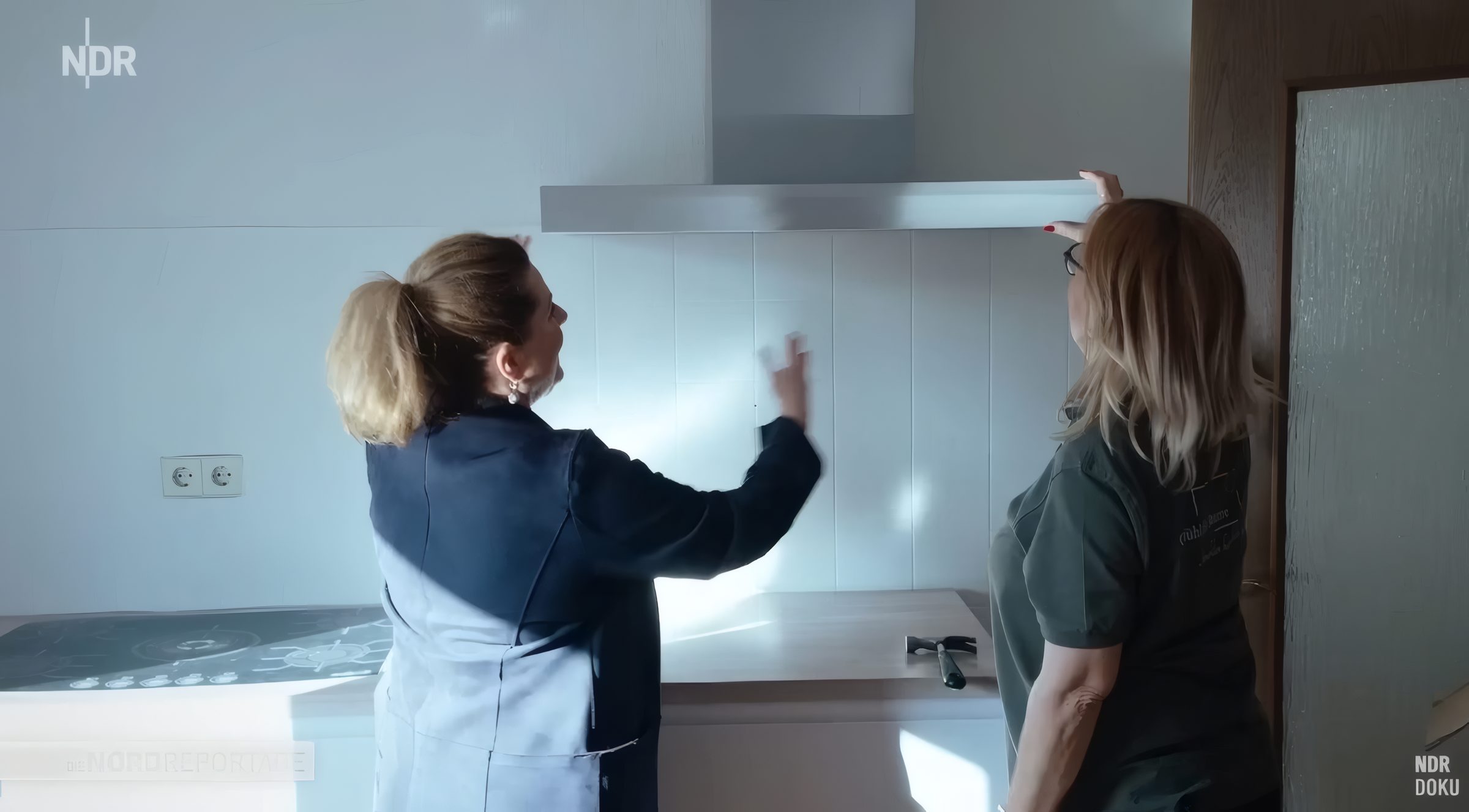 Bettina van de Loo and a colleague assessing a kitchen, a scene from the NDR Nordreportage