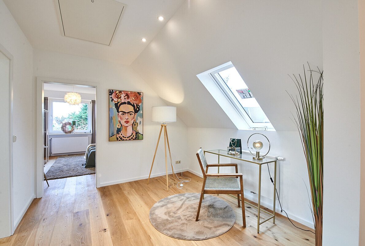 Hallway area on the 1st upper floor with home office