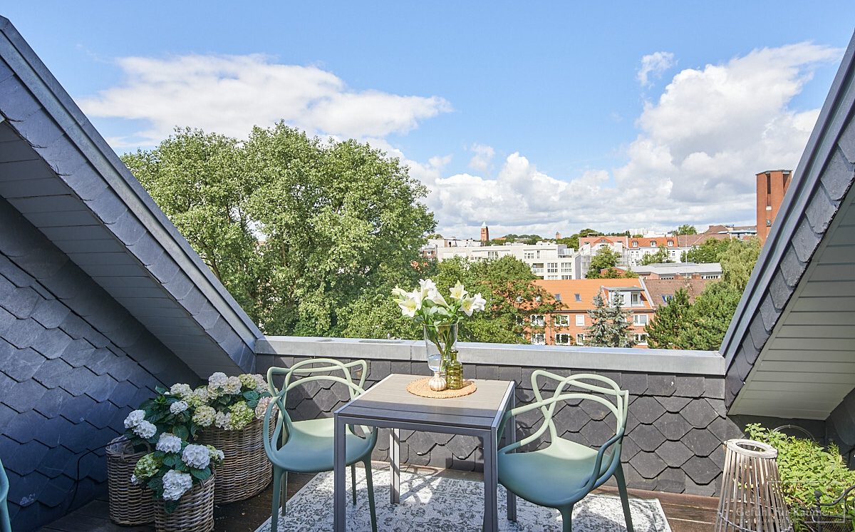 10 sqm sheltered west-facing loggia