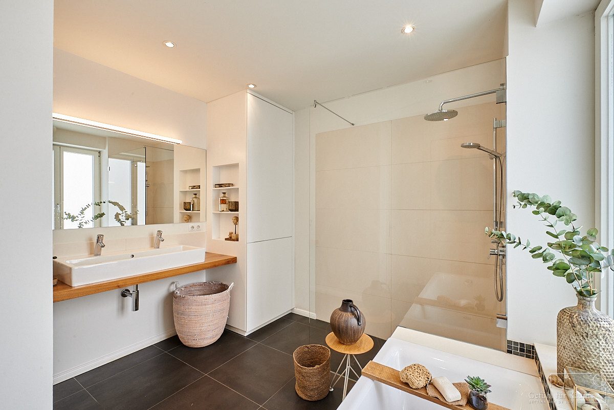 Vollbad mit separater Dusche