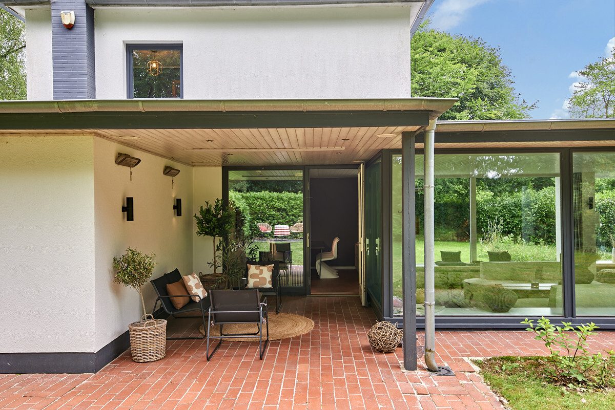 covered outdoor terrace