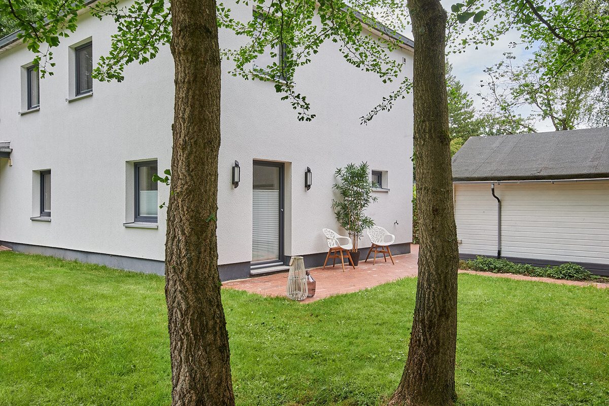 atmospheric garden to the rear