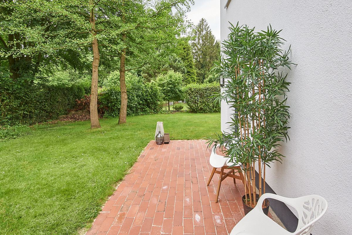 weitere Terrasse am Elterntrakt mit Weg zur Sauna
