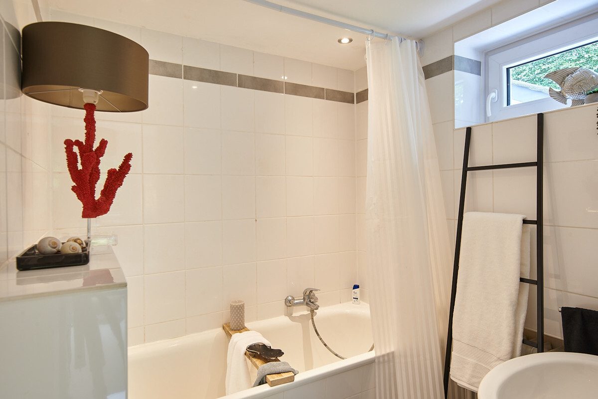 en-suite bathroom to the master suite