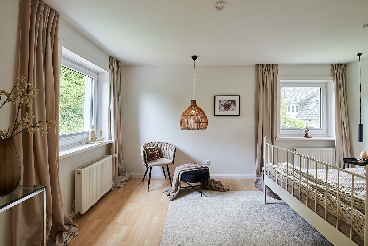 helles und großzügiges Zimmer im Obergeschoss 