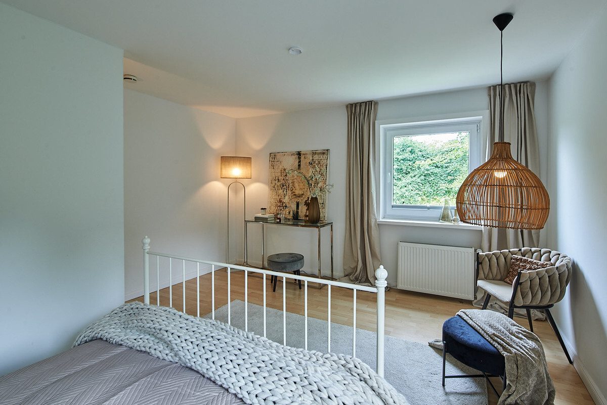 großes Zimmer im Obergeschoss