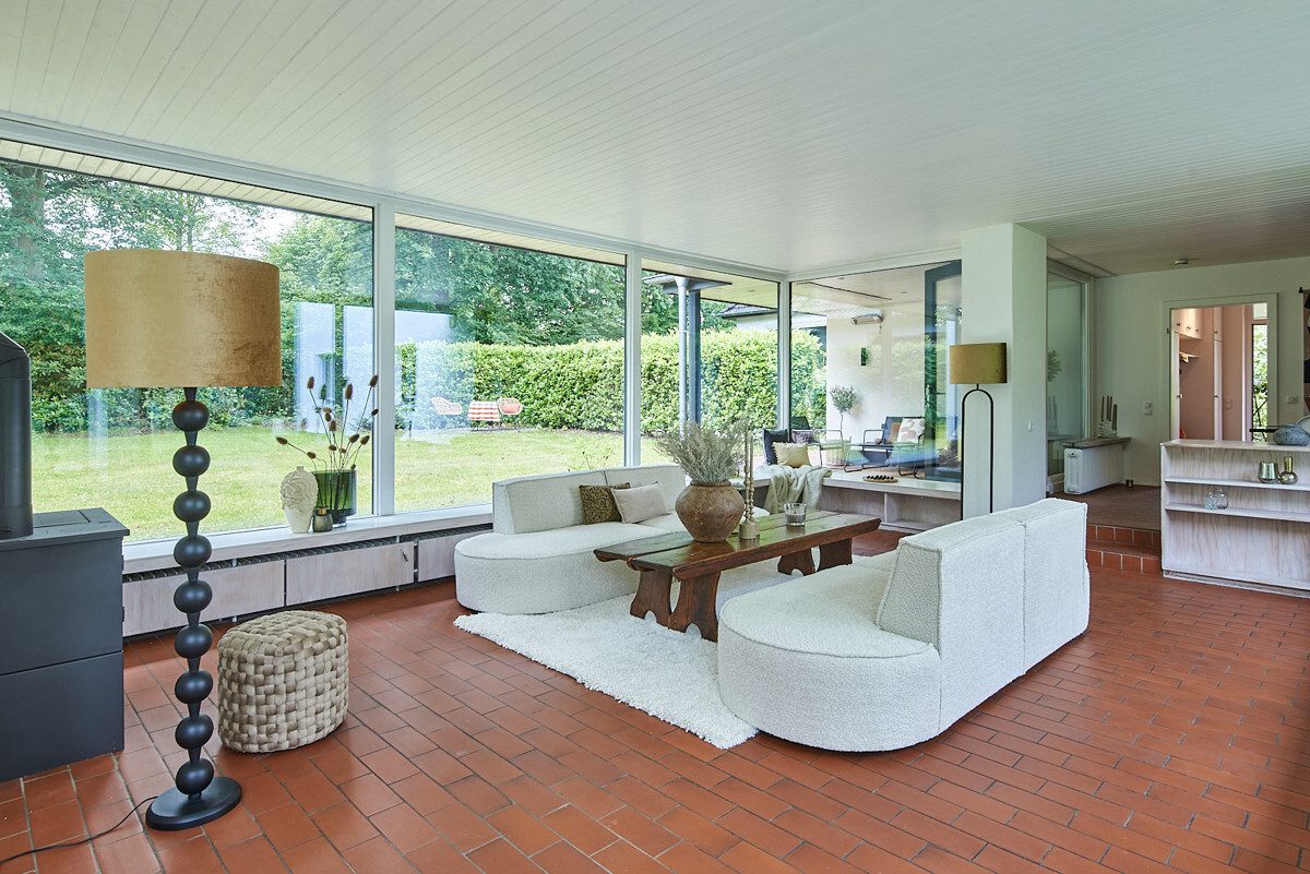 offener Wohnbereich mit Blick in den Garten