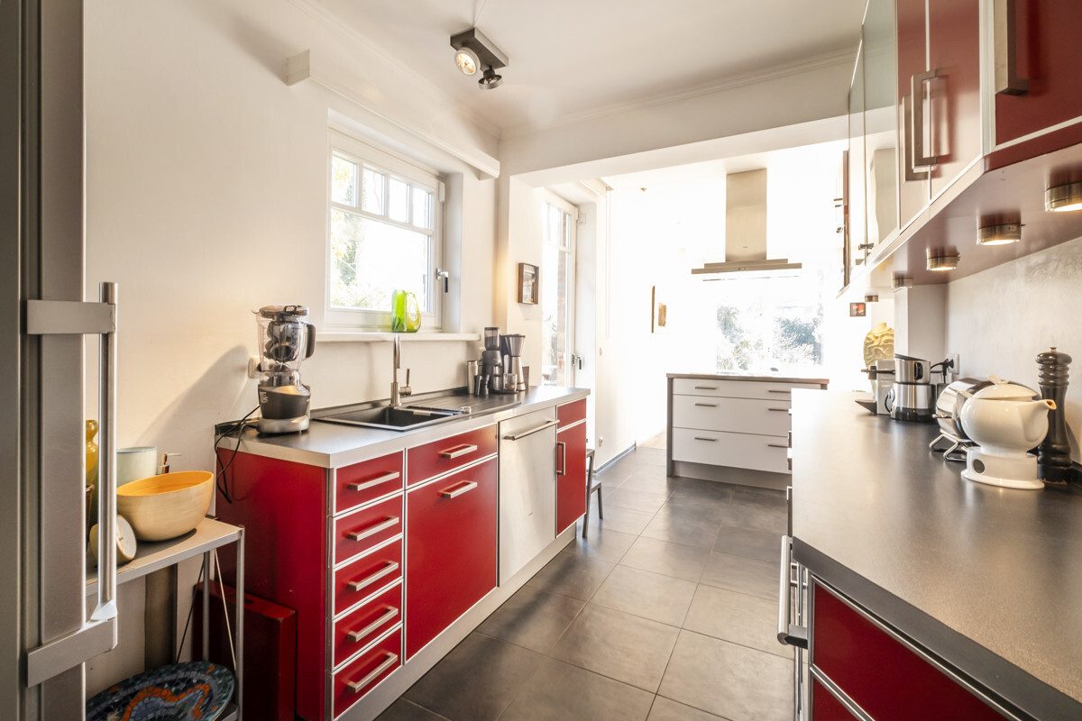 Open-plan kitchen with a view of the garden