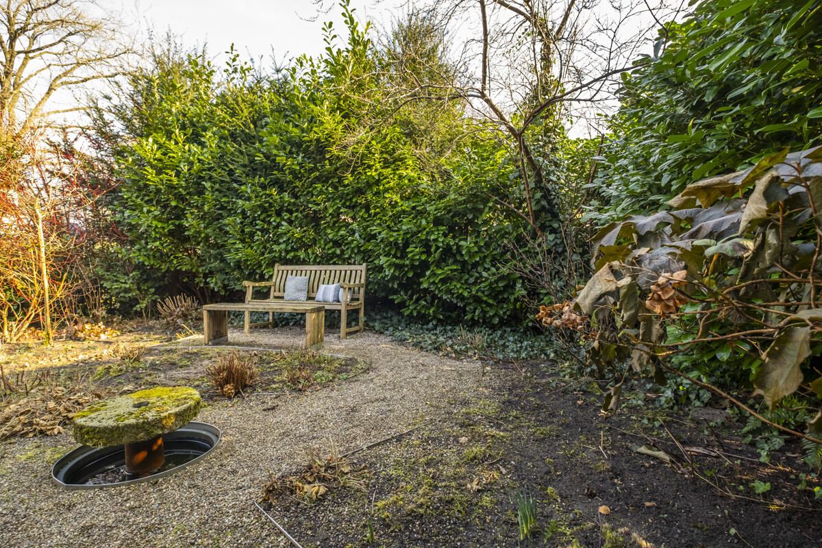 gestalteter Gartenbereich am Ende des Grundstücks 