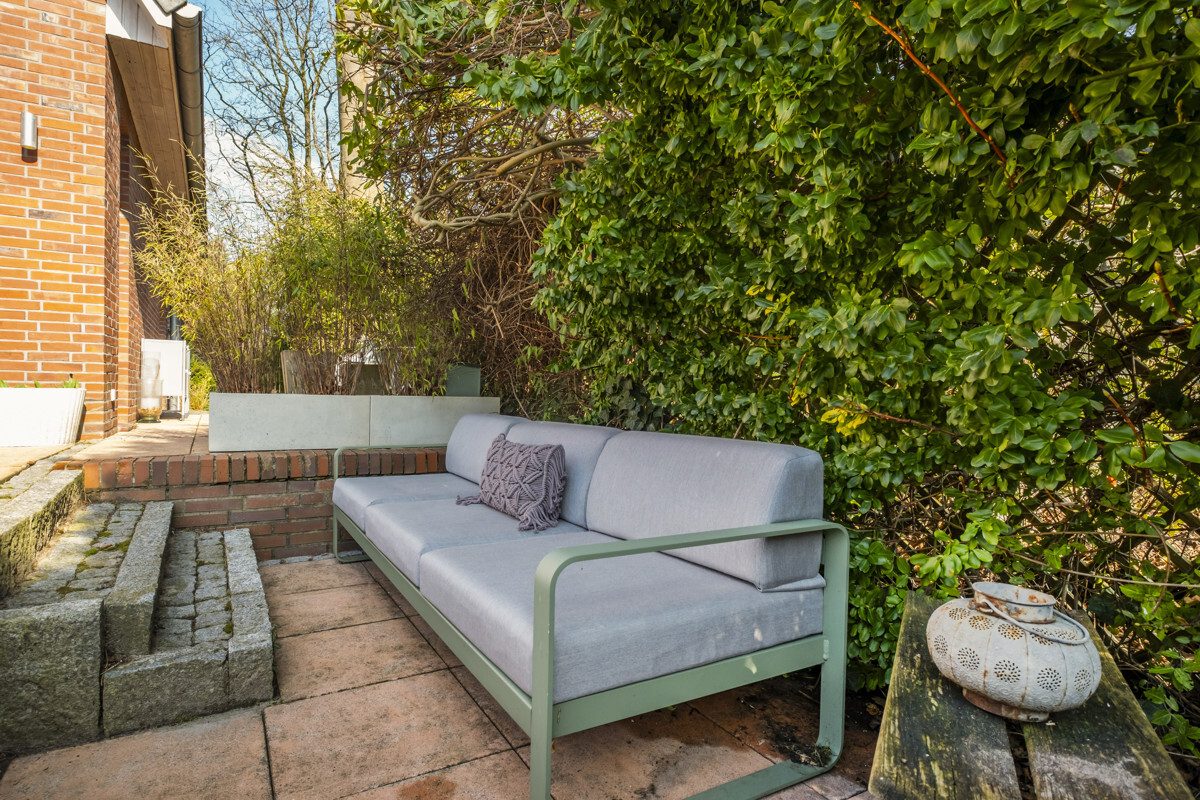 Additional seating area by the terrace