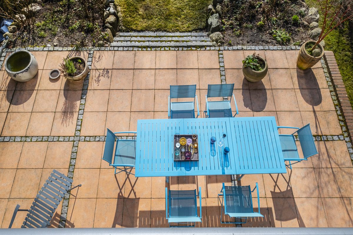 Blick vom 1. OG auf die Terrasse