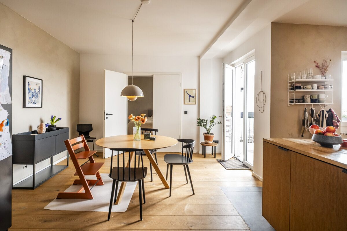 offenes Esszimmer mit Balkonzugang