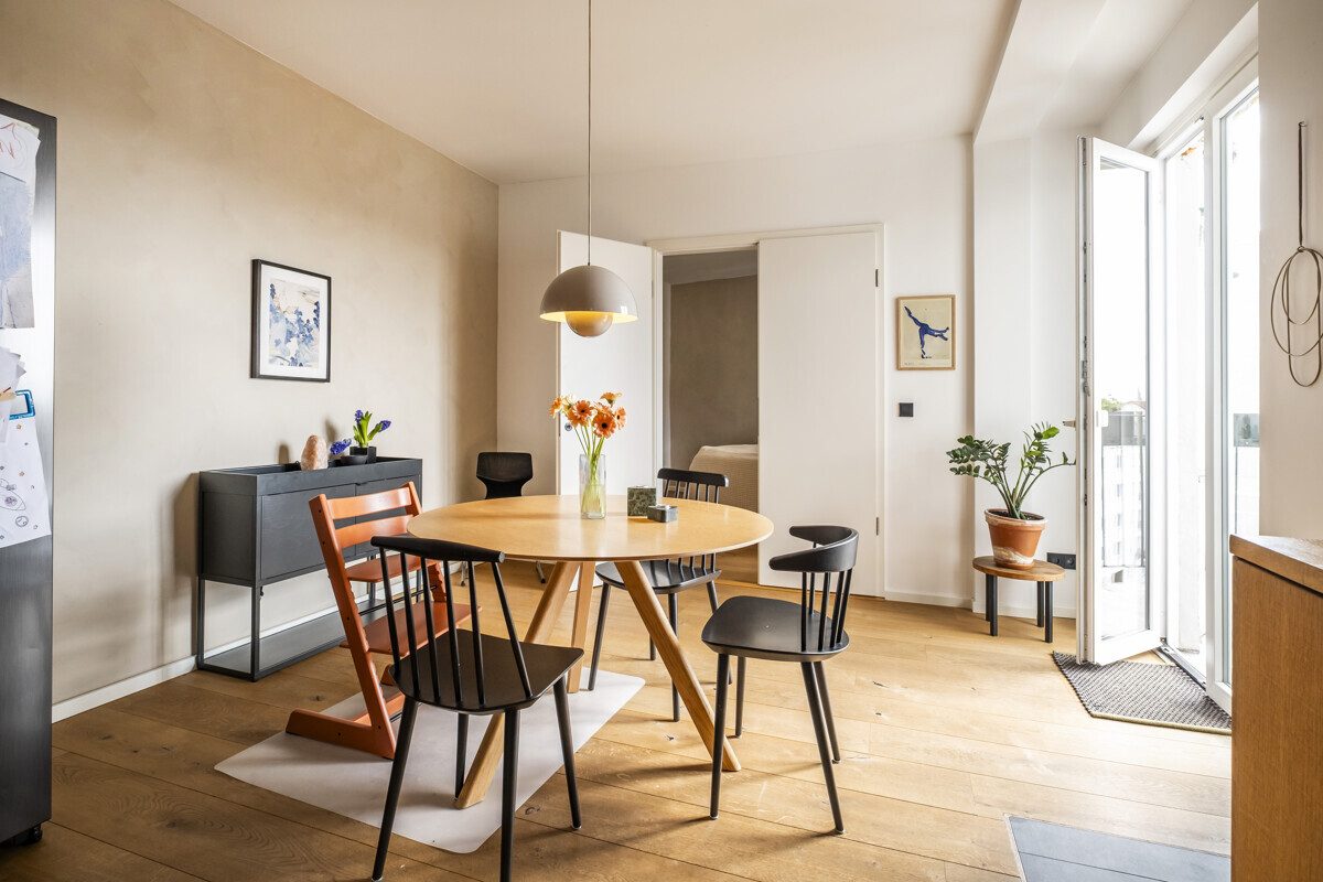 offenes Esszimmer mit Balkonzugang
