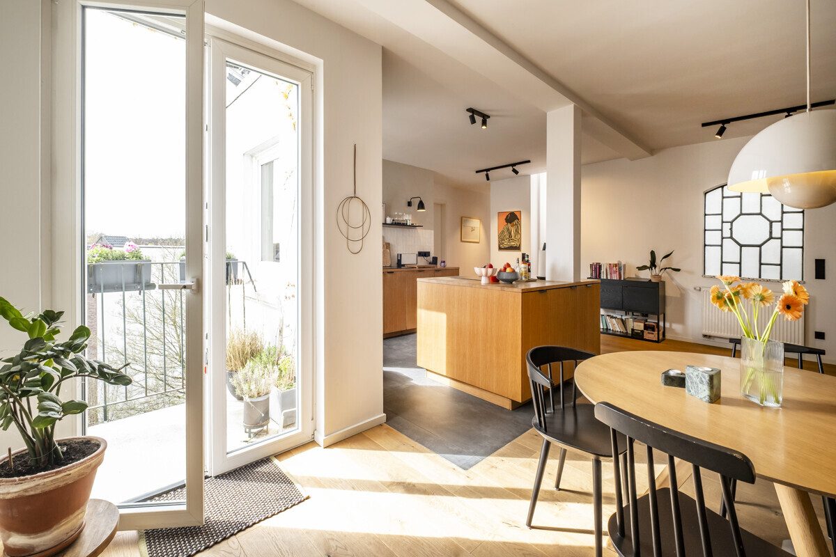 Open-plan kitchen & dining room