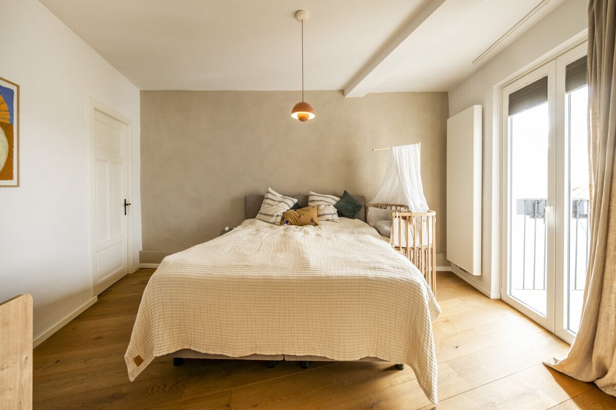 Elternschlafzimmer mit Balkonzugang