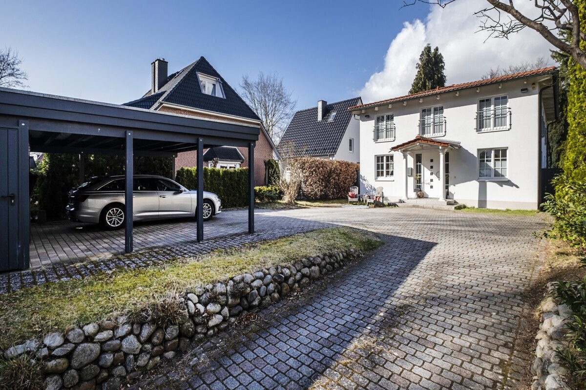 Peace, space and style: detached family house with 6 rooms and a plot of approx. 762 m²