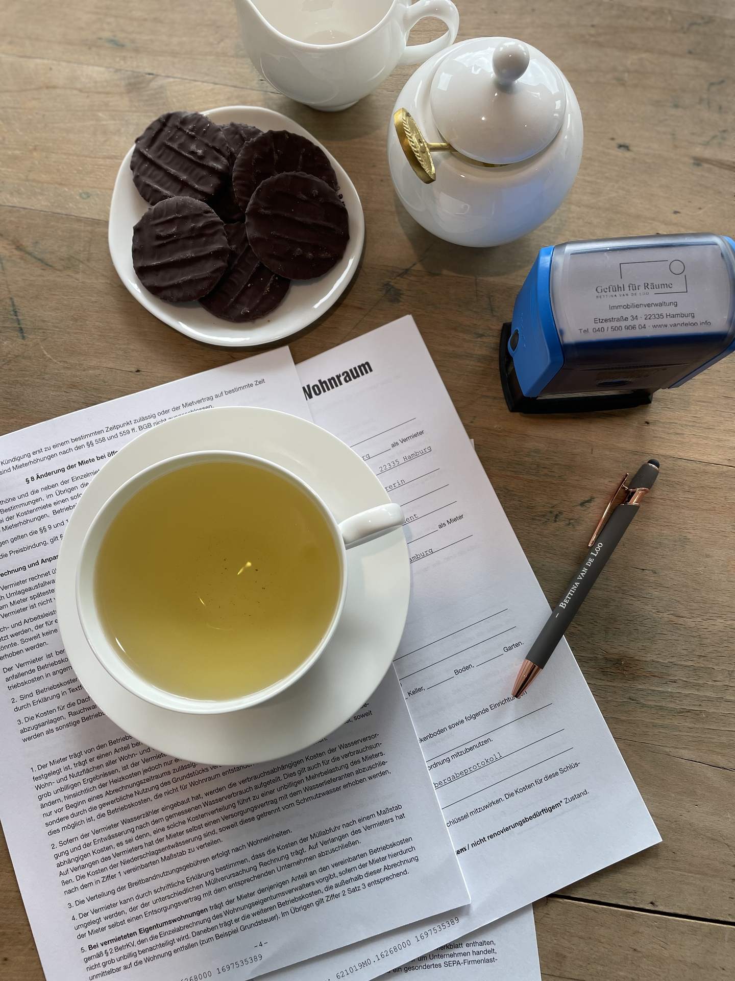 Teetasse und Unterlagen auf einem Tisch