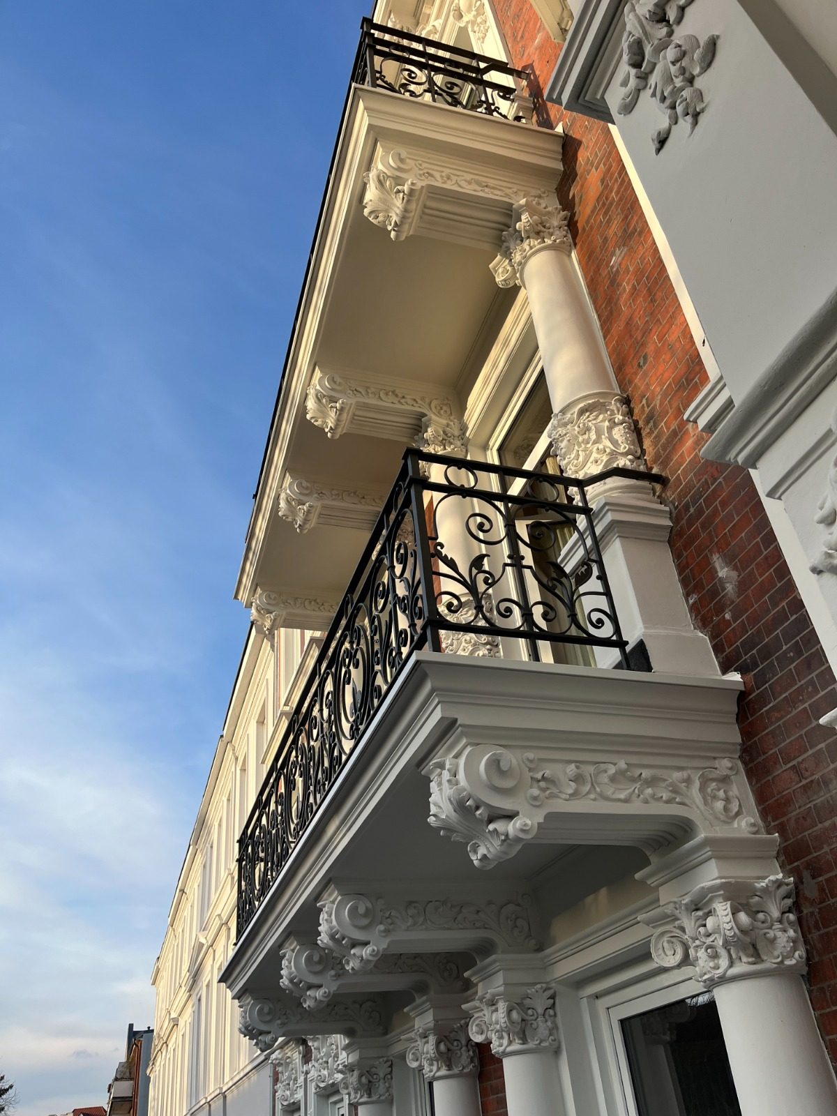 Altbaufassade mit Balkonen
